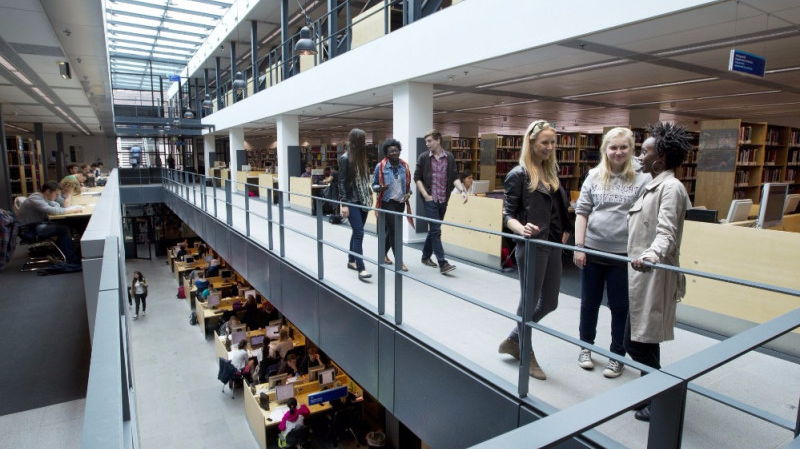 UM students thank library’s janitor